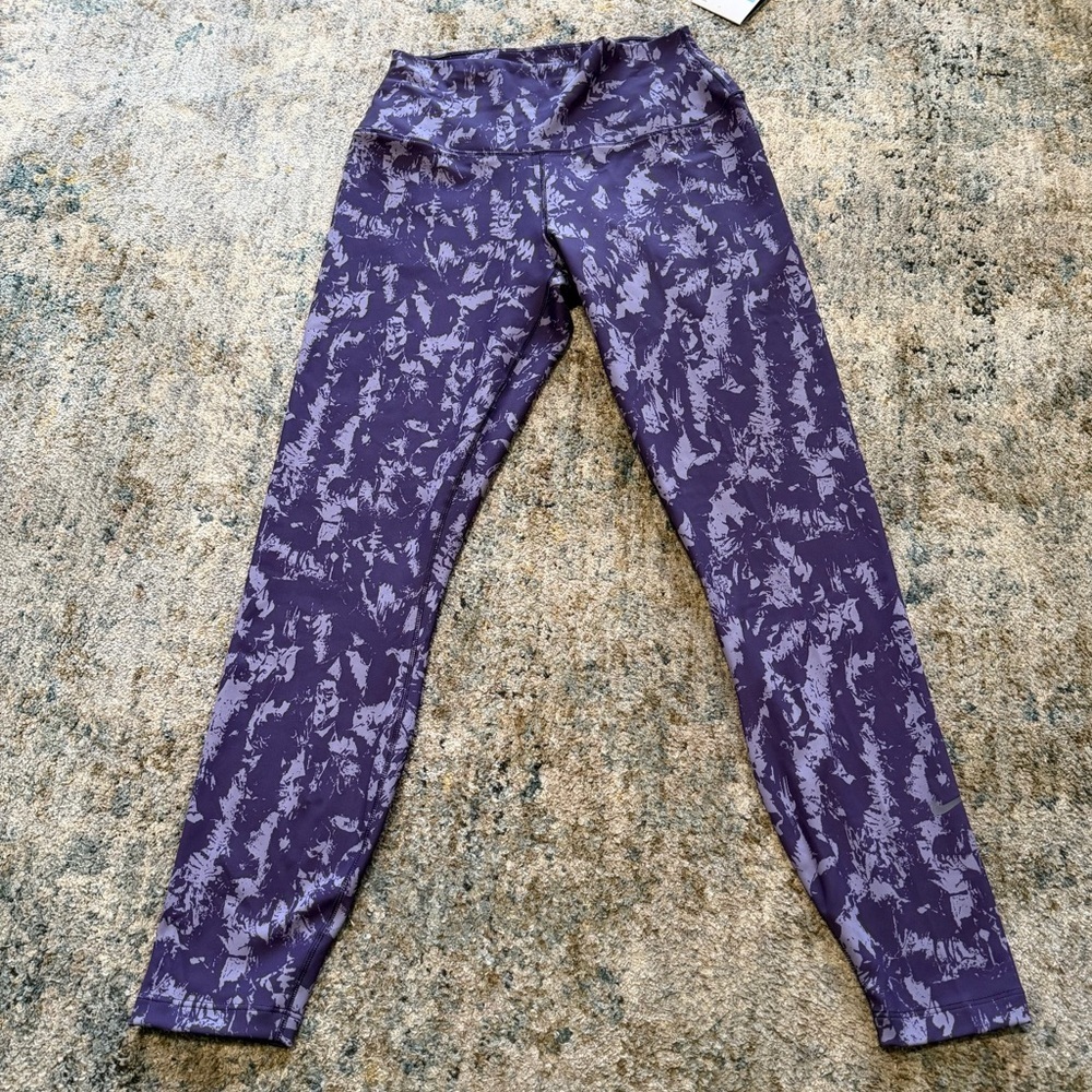 Women’s Nike Purple floral print leggings with high-waisted design